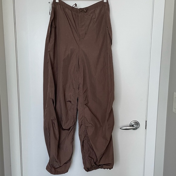 Rich Brown Aritzia TNA Cargo Pants - Picture 1 of 5